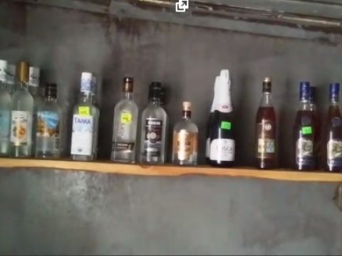 Саратовские полицейские нашли в гараже 202 бутылки незаконно продаваемого алкоголя