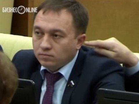 Во время обсуждения бюджета депутату Госдумы засунули палец в ухо