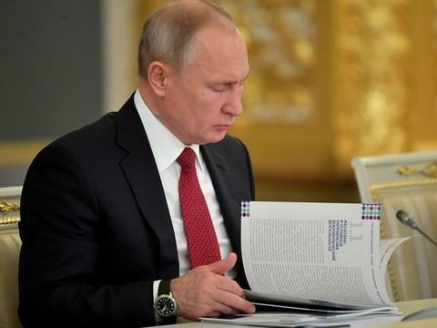 Путин подписал закон о штрафах за вовлечение несовершеннолетних в несогласованные акции