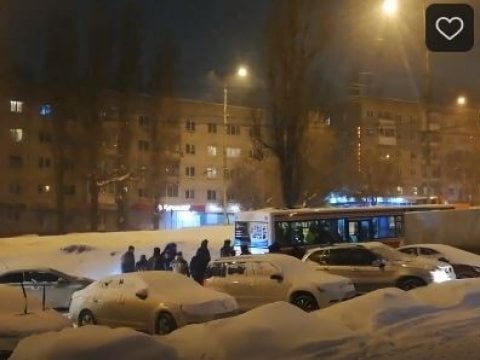 Саратовцы вытолкали из сугроба очередной застрявший автобус. Видео