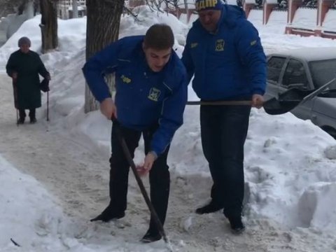Саратовские депутаты от ЛДПР показали в Instagram, как убрали ледяной бугор