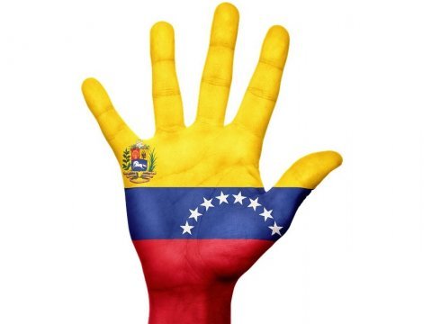 Мадуро анонсировал поставку Россией 300 тонн гумпомощи Венесуэле