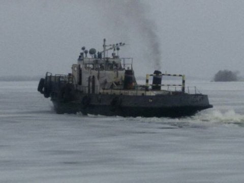 Для пропуска паводковых вод ледоколом вскрыли лед на Волге в районе Саратова