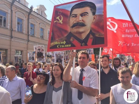 Депутат саратовской облдумы взял на «Бессмертный полк» большой портрет Сталина