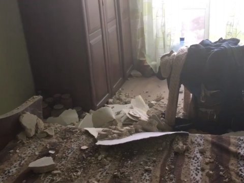 В саратовской квартире на головы жильцов рухнула часть потолка