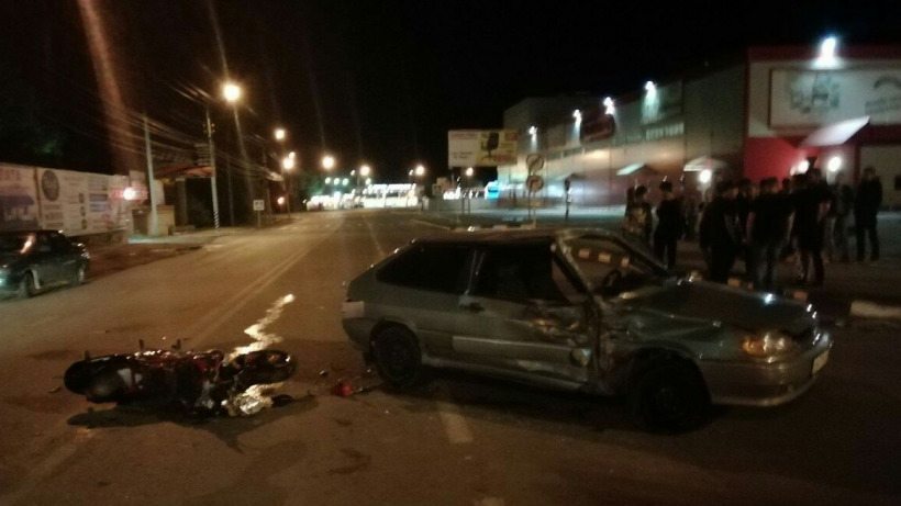 В Энгельсе столкнулись автомобиль и мотоцикл. Один человек погиб