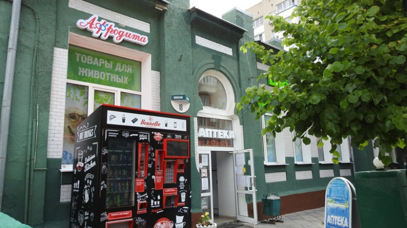 Перегородивший фасад памятника архитектуры вендинговый аппарат не вызывает вопросов у чиновников