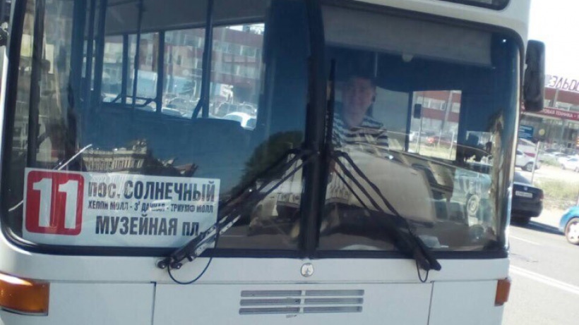В пяти автобусах на саратовском маршруте №11 нашли мусор и ободранные сидения
