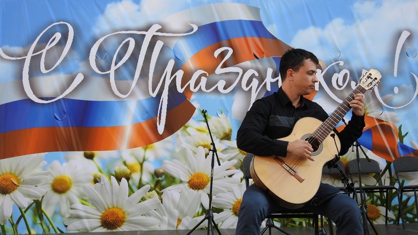 «Мы единое целое»: В Саратове несмотря на жару прошла серия праздничных концертов
