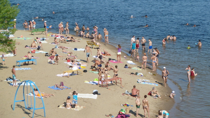 Саратовский пляж официально открылся на две недели позже начала сезона