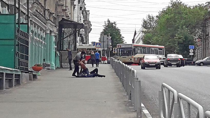 В центре Саратова на улице душили мужчину