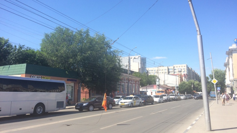 В Саратове оборванный троллейбусный провод «обезопасили» жилеткой