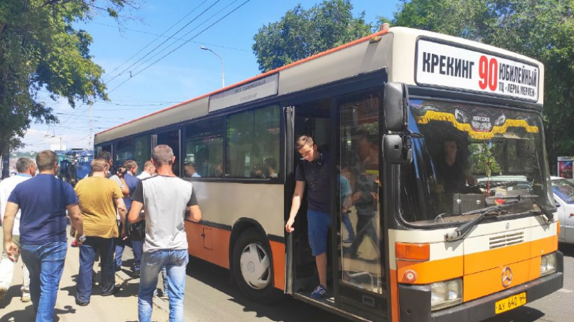 Зампред областного правительства покатался по Саратову в душных автобусах