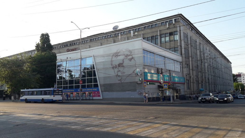 В центре Саратова начали рисовать гигантский портрет Олега Янковского