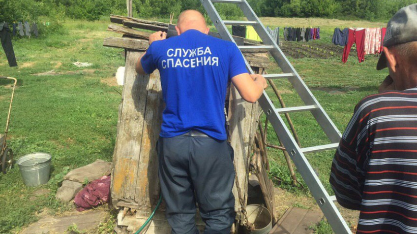 Ртищевские спасатели достали котенка из колодца