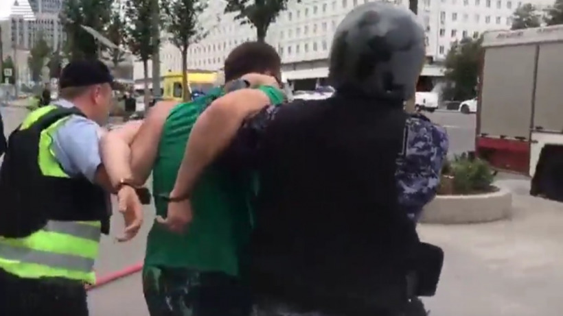 В Москве задержали мужчину, который облил себя бензином и требовал встречи с министром