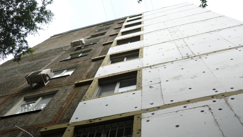 В Саратове трехлетняя девочка выпала из окна девятого этажа