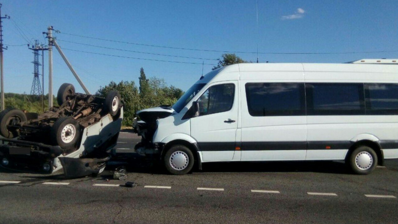Три человека пострадали при столкновении микроавтобуса с УАЗом под Балашовом