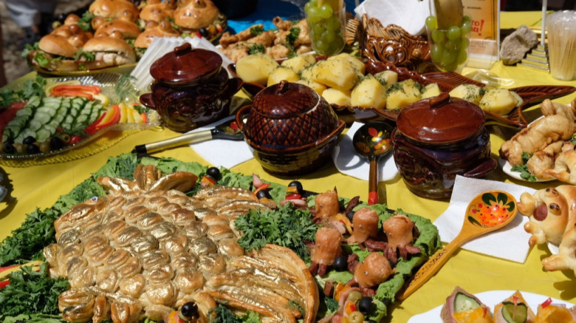Вольские единороссы на Фестивале ухи прятали еду от горожан