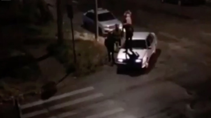 Ночью в Саратове дебошир устроил драку с сотрудниками ГИБДД. Видео