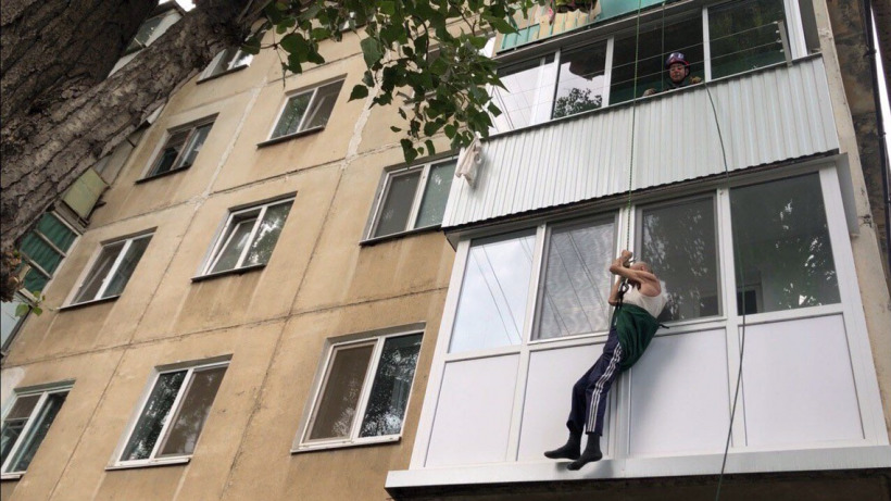 В Саратове пенсионер едва не погиб, вешая белье на балконе
