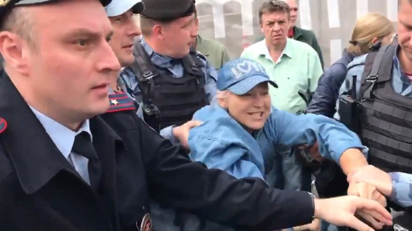 Московская полиция грубо задержала пенсионеров на митинге «За справедливость»