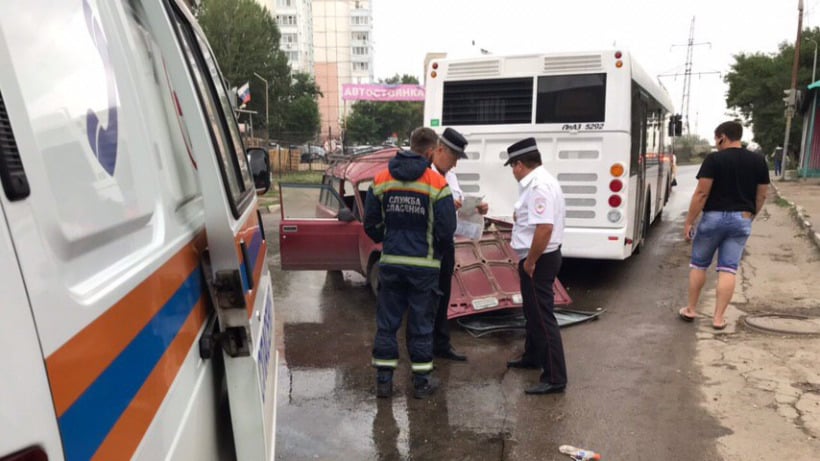 На Тархова «четверка» врезалась в автобус. Водитель в больнице