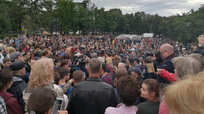 Тысяча москвичей прошла к мэрии с требованием допустить оппозицию к выборам