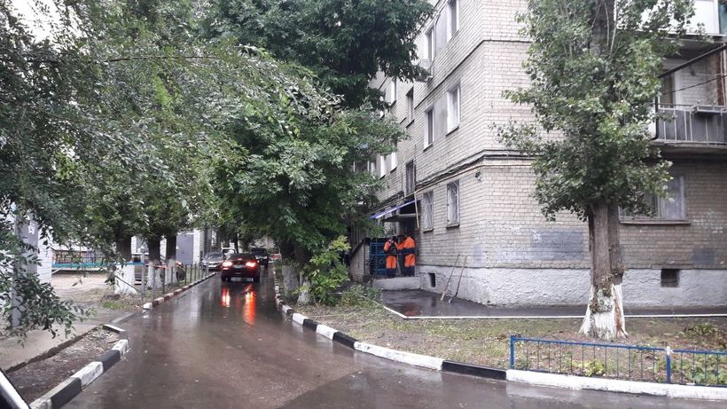 Зампред и министр тщетно ждали губернатора под дождем на рейде по дворам Саратова