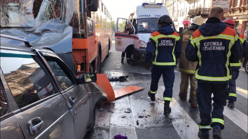 В Саратове от удара автомобилем переходившую дорогу женщину забросило в салон троллейбуса. Пешеход погибла