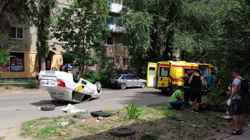 В центре Саратова такси попало в ДТП. Четверо пассажиров госпитализированы