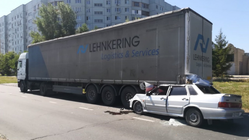 В Балакове ВАЗ въехал под прицеп фуры