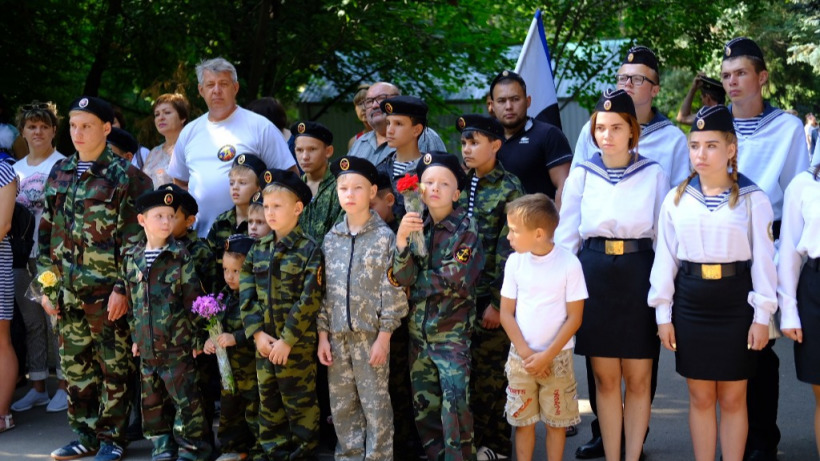 В Саратове военные моряки, ветераны и школьники отметили День ВМФ митингом