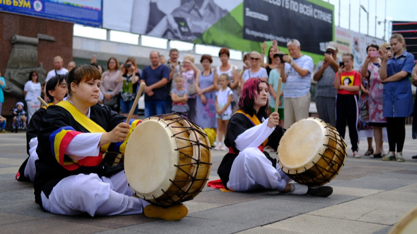 Музыканты из регионов России вызывали дождь в Саратове игрой на барабанах