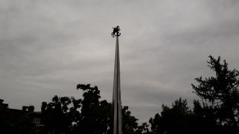 Памятник погибшим силовикам на Театральной площади увенчали Георгием Победоносцем