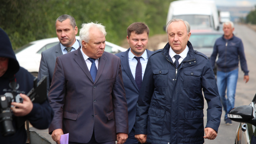Губернатор сократил сроки ремонта трассы между Энгельсским и Ровенским районами