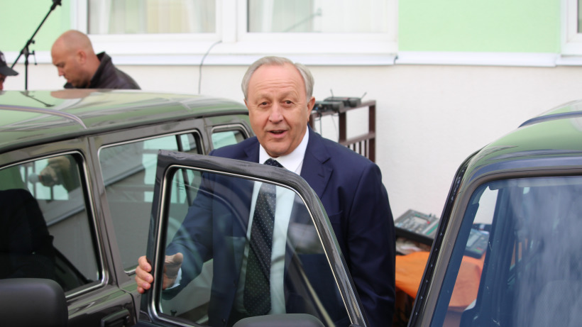Саратовский губернатор вручил сельским поселениям 11 новых легковых машин
