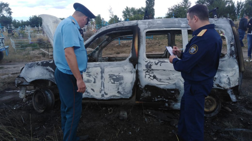 В Саратовской области на сельском кладбище сгорела иномарка. Внутри обнаружили труп