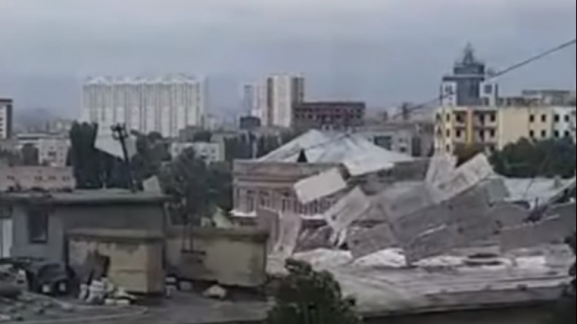 Ураганный ветер сорвал кровлю с шестиэтажки в центре Саратова
