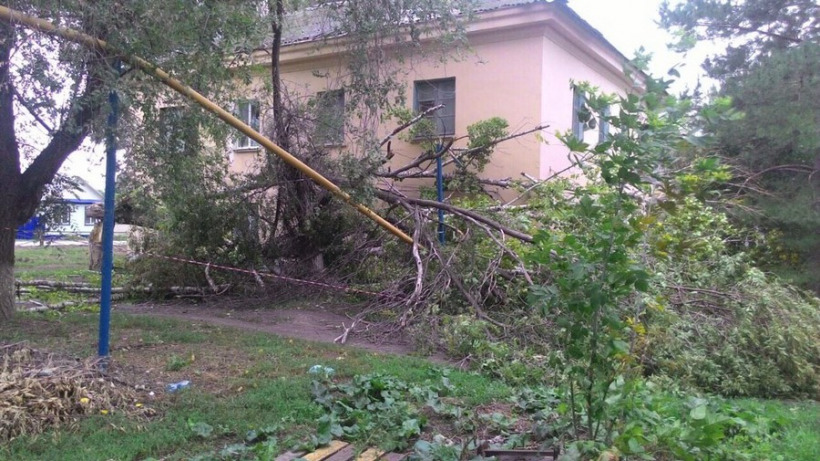 Последствия урагана ликвидируют по всей Саратовской области
