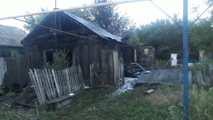 Соседи не смогли спасти пенсионера из запертого изнутри горящего дома