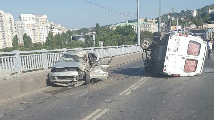Полицейские выяснят обстоятельства утренней аварии на саратовском мосту