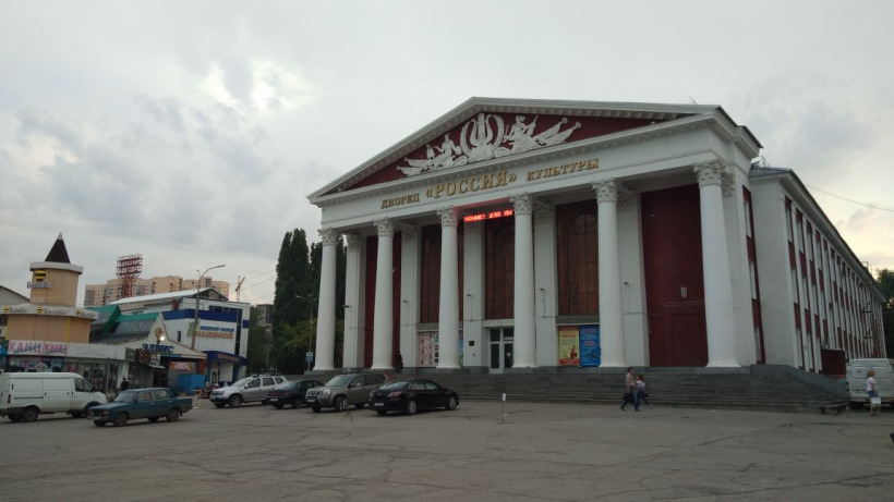 После ликвидации незаконной торговли на площади у ДК «Россия» появилась несанкционированная парковка