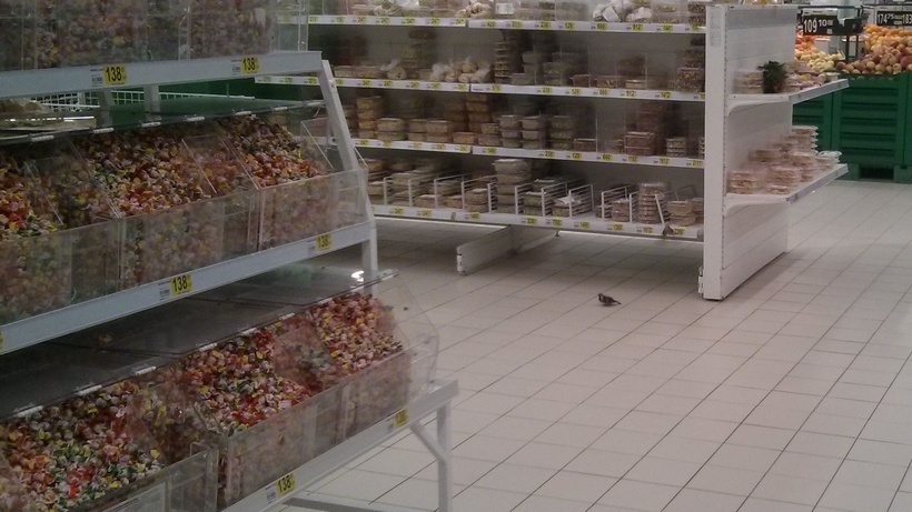 В саратовском магазине посетитель сыпал на конфеты крысиный яд