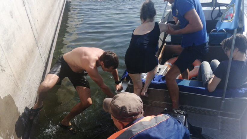 Саратовские спасатели помогли пожилой пловчихе выбраться из Волги