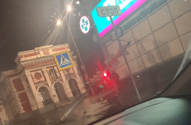 В центре Саратова упавший светофор продолжил работать