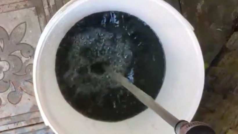 В Красном Куте из водопроводных кранов вновь течет черная вода 