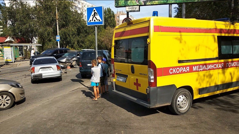 В Ленинском районе Саратова двое водителей пострадали в серьезном ДТП
