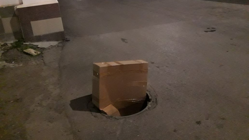 В Саратове возле FixPrice открытый люк забили коробкой
