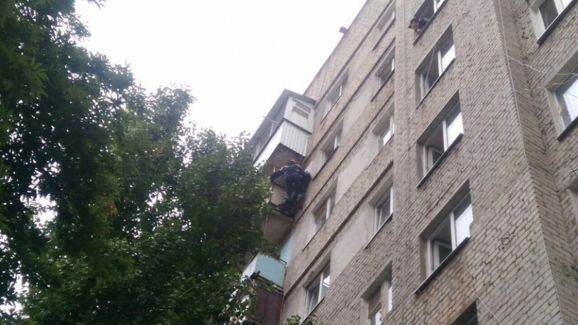 Пытавшегося прыгнуть с балкона саратовца поймали петлей